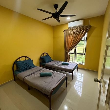 D' Totok Housestay Sepang Exteriör bild