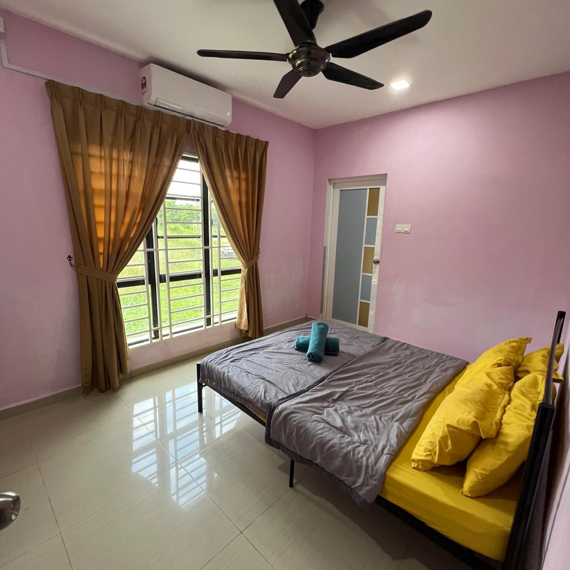 D' Totok Housestay Sepang Exteriör bild